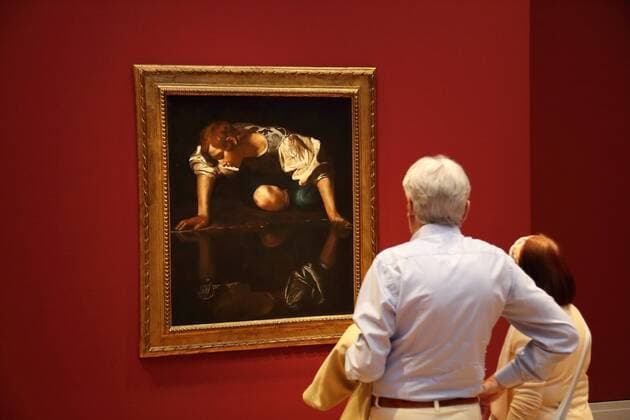 Entertainment Bilder des Tages Ein Mann und eine Frau betrachten das Gemälde Narziss (von Michelangelo Merisi da Caravaggio, Öl auf Leinwand, 1597-1599) während eines Rundgangs im Rahmen der Pressekonferenz zur Ausstellung Wege des Barock im Museum Barberini in Potsdam, 11. Juli 2019. Ausstellungslaufzeit 13. Juli bis 6. Oktober 2019. Museum Barberini Ausstellung Wege des Barock *** A man and a woman are looking at the painting Narcissus by Michelangelo Merisi da Caravaggio, Oil on canvas, 1597 1599 during a tour as part of the press conference on the exhibition Wege des Barock at the Museum Barberini in Potsdam, 11 July 2019 Exhibition period 13 July to 6 October 2019 Museum Barberini Exhibition Paths of the Baroque
