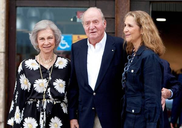 Spain s Emeritus King Juan Carlos I (C) and Queen Sofia (L) and their daughter Princess Elena (R) pose for the photographers upon their arrival in Royal Yacht Club in Sanxenxo, northwestern Spain, 12 July 2019. Spain s Emeritus royal couple attended a dinner to pay a tribute to Spanish Navy. Spain s Emeritus royal couple visits Sanxenxo !ACHTUNG: NUR REDAKTIONELLE NUTZUNG!  Copyright: xSalvadorxSasx GRAF3432 20190712-636985648073028178