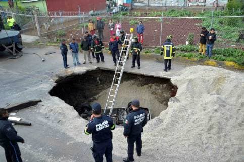 July 12, 2019 EUM20190712SOC05 JPG ECATEPEC, Mex AccidentAccident Socavon July 12, 2019 Two private vehicles fell into a sinkhole on Manuel Ãvila Camacho Avenue, in the El Chamizal neighborhood of the Mexican municipality of Ecatepec two minor injuries were reported Photo Agency EL UNIVERSALHugo GarciaEELG  - ZUMAu78_ 20190712_zaf_u78_004 Copyright: xElxUniversalx