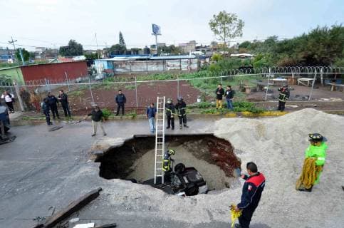 July 12, 2019 EUM20190712SOC04 JPG ECATEPEC, Mex AccidentAccident Socavon July 12, 2019 Two private vehicles fell into a sinkhole on Manuel Ãvila Camacho Avenue, in the El Chamizal neighborhood of the Mexican municipality of Ecatepec two minor injuries were reported Photo Agency EL UNIVERSALHugo GarciaEELG  - ZUMAu78_ 20190712_zaf_u78_005 Copyright: xElxUniversalx