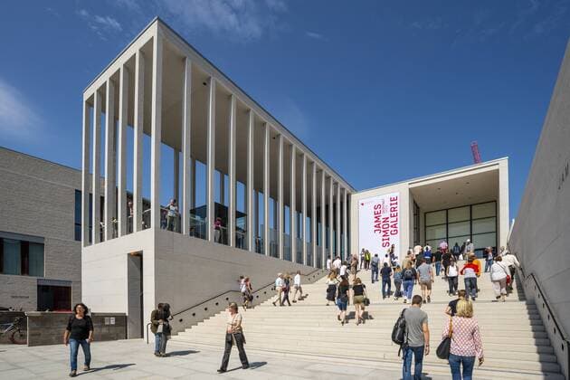 Die nach zehnjähriger Bauzeit eröffnete James-Simon-Galerie auf der Museumsinsel in Berlin-Mitte. Die nach dem Kunstsammler James Simon benannte Galerie ist das zentrale Eingangsgebäude auf der Museumsinsel mit Pergamonmuseum, Altem Museum, Neuem Museum, Bode Museum und Alte Nationalgalerie.. Der Entwurd stammt vom Architekten David Chipperfield. Foto: Volker Hohlfeld James-Simon-Galerie *** The James Simon Galerie on the Museum Island in Berlin Mitte The gallery named after the art collector James Simon is the central entrance building on the Museum Island with the Pergamon Museum, Altes Museum, Neues Museum, Bode Museum and Alte Nationalgalerie The design was created by the architect David Chipperfield Photo Volker Hohlfeld James Simon Galerie