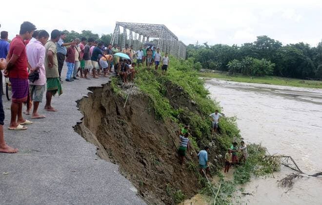 News Bilder des Tages (190713) -- ASSAM, July 13, 2019 -- Villagers gather at the site of soil erosion caused by flood water at Baksa in Assam state, India, July 13, 2019. Nearly one million people have been affected by monsoon floods in Assam as monsoon floods have inundated some places in the state. (Str Xinhua) INDIA-ASSAM-FLOOD ZhangxNaijie 
