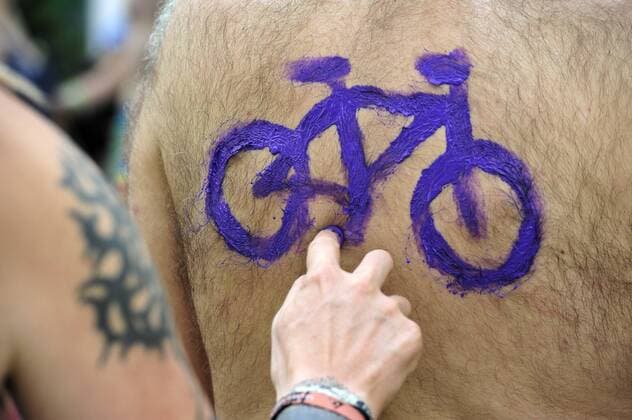 With a body painting campaign at the Frankfurt Gate in Friedrichshain and a subsequent bicycle parade, bicycle organizations such as the Verkehrsclub Deutschland VCD , the ADFC, Changing CIties and Purple RIde Berlin draw attention to the vulnerability of cyclists in street education Model is the international World Naked Bicycle RIde Body painting biolettes bicycle on a hairy mens back Berlin B