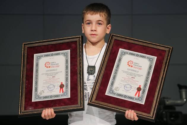 Entertainment Bilder des Tages GROZNY, RUSSIA - JULY 15, 2019: Chechen boy Rokhim Kuriyev, 6, poses for a photograph with two Russian Book of World Records certificates at a studio of the Grozny television and radio broadcasting company in Grozny, Chechen Republic, Russia, after setting a world record of the most (4,183) push-ups in 2 hours and a world record of the most (4,618) push-ups in one go, for boys of his age; in 2018, Rokhim set a record of the most (3,202) push-ups in 2 hours 30 minutes 55 seconds for 5-year-old boys. Yelena Afonina TASS EDITORIAL USE ONLY; NO COMMERCIAL USE; NO ADVERTISING  TS0B3315