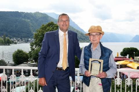Altenburg Award Ceremony at the Salzkammergut Festwochen Gmunden 2019 to the Director of the Sparkasse Gmunden, Gerd Thalhammer This picture shows the Director Gerd Thalhammer of the Sparkasse Gmunden and the manufacturer of the Altenburg Ceramics Award, Franz Josef Altenburg 2019 Altenburg Award Ceremony at the Salzkammergut Festwochen Gmunden 2019 to the Director of the Sparkasse Gmunden, Gerd Thalhammer