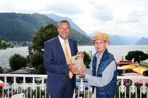 Altenburg Award Ceremony at the Salzkammergut Festwochen Gmunden 2019 to the Director of the Sparkasse Gmunden, Gerd Thalhammer This picture shows the Director Gerd Thalhammer of the Sparkasse Gmunden and the manufacturer of the Altenburg Ceramics Award, Franz Josef Altenburg 2019 Altenburg Award Ceremony at the Salzkammergut Festwochen Gmunden 2019 to the Director of the Sparkasse Gmunden, Gerd Thalhammer