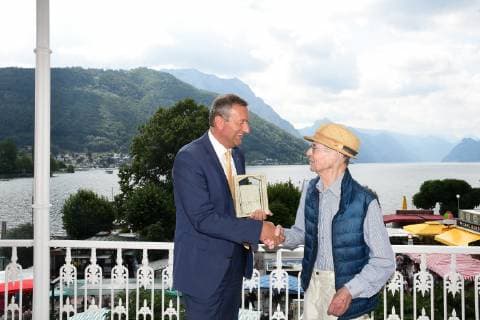Altenburg Award Ceremony at the Salzkammergut Festwochen Gmunden 2019 to the Director of the Sparkasse Gmunden, Gerd Thalhammer This picture shows the Director Gerd Thalhammer of the Sparkasse Gmunden and the manufacturer of the Altenburg Ceramics Award, Franz Josef Altenburg 2019 Altenburg Award Ceremony at the Salzkammergut Festwochen Gmunden 2019 to the Director of the Sparkasse Gmunden, Gerd Thalhammer