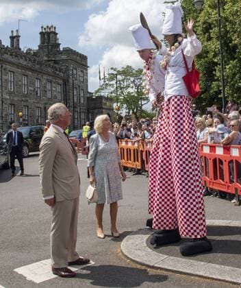 Entertainment Bilder des Tages . 16 07 2019. Tavistock, United Kingdom. The Prince of Wales and The Duchess of Cornwall during a visit to Tavistock,United Kingdom, to celebrate the townÕs recent restoration to its historic buildings and attend the townÕs Community Festival of Food and Crafts. Picture: i-Images Pool  xPoolx xi-Imagesx IIM-19923-0041