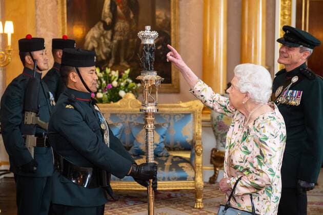 Entertainment Bilder des Tages . 16 07 2019. London, United Kingdom. Queen Elizabeth II inspects the Queen s Truncheon, the ceremonial staff carried by the Royal Gurkha Rifles regiment, during an audience at Buckingham Palace in London.  xPoolx xi-Imagesx IIM-19928-0004