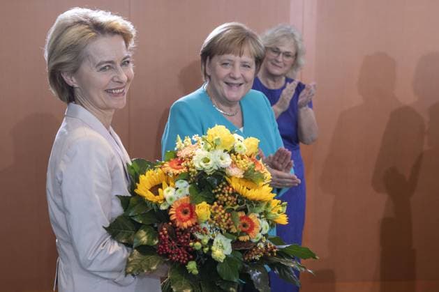 News Bilder des Tages Deutschland, Berlin, Bundeskanzleramt, 61. Sitzung des Bundeskabinetts, Blumen für für die scheidende Verteidigungsministerin Ursula von der Leyen CDU von Bundeskanzlerin Angela Merkel CDU, 17.07.2019 *** Germany, Berlin, Federal Chancellery, 61 Federal Cabinet meeting, Flowers for outgoing Defence Minister Ursula von der Leyen CDU by Federal Chancellor Angela Merkel CDU, 17 07 2019