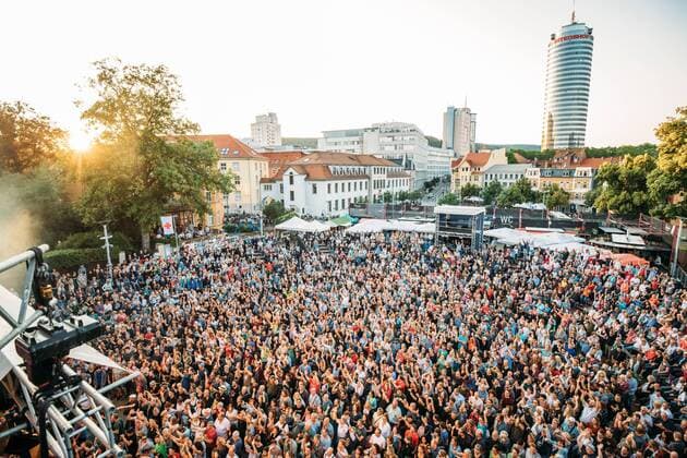 Entertainment Bilder des Tages KulturArena Jena 2019 Auftakt der Konzertarena am 17.7.2019 mit der Band LaBrassBanda Theatervorplatz *** KulturArena Jena 2019 Start of the concert arena on 17 7 2019 with the band LaBrassBanda Theatervorplatz