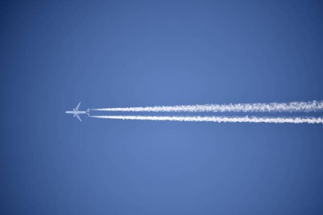 Airplane with condensation trails in the sky ** NUR FUER REDAKTIONELLE ZWECKE ** EDITORIAL USE ONLY **