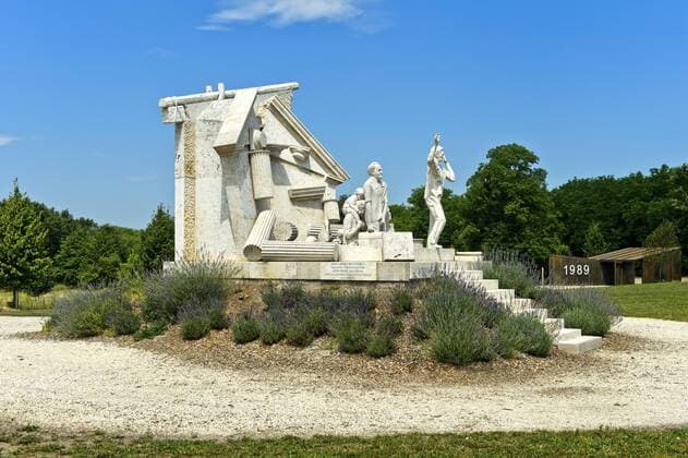 Der Durchbruch - Statue der Europäischen Freiheit von Miklos Melocco in Erinnerung an das Paneuropäische Picknick am 19. August 1989 am einstigen Eisernen Vorhang an der Grenze zwischen Ungarn und Österreich, Gedenkpark Paneuropäisches Picknick , Fertörakos, Ungarn *** The Breakthrough - Monument of European Freedom by Miklos Melocco in memoriam of the Pan-European Picnic on 19 August 1989 at the former Iron Curtain at the border between Hungary and Austria, Pan-European Picnic Memorial Park, Fertörakos, Hungary
