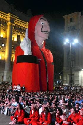 Piazza Affari, preview of the television series, La Casa di Carta, a square full of spectators (Maurizio Maule Fotogramma, Milan - 2019-07-19) p.s. la foto e utilizzabile nel rispetto del contesto in cui e stata scattata, e senza intento diffamatorio del decoro delle persone rappresentate  Copyright: xMaurizioxMaulex xFOTOGRAMMAx
