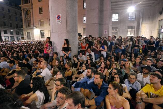 Piazza Affari, preview of the television series, La Casa di Carta, a square full of spectators (Maurizio Maule Fotogramma, Milan - 2019-07-19) p.s. la foto e utilizzabile nel rispetto del contesto in cui e stata scattata, e senza intento diffamatorio del decoro delle persone rappresentate  Copyright: xMaurizioxMaulex xFOTOGRAMMAx