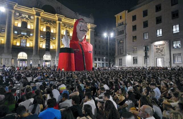 Piazza Affari, preview of the television series, La Casa di Carta, a square full of spectators (Maurizio Maule Fotogramma, Milan - 2019-07-19) p.s. la foto e utilizzabile nel rispetto del contesto in cui e stata scattata, e senza intento diffamatorio del decoro delle persone rappresentate  Copyright: xMaurizioxMaulex xFOTOGRAMMAx