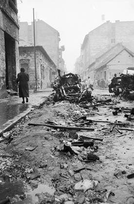 BUDAPEST 1956 Devastation after street fighting in central Budapest, Hungary, during the nationwide revolution against the Hungarian People s Republic and its Soviet-imposed policies, lasting from 23 October until 10 November 1956. BUDAPEST HUNGARY x3010x *** BUDAPEST 1956 Devastation after street fighting in central Budapest, Hungary, during the nationwide revolution against the Hungarian People s Republic and its Soviet imposed policies, lasting from 23 October until 10 November 1956 BUDAPEST HUNGARY x3010x,  Copyright: xAndersxEngman TTx HUNGARIAN UPRISING 1956