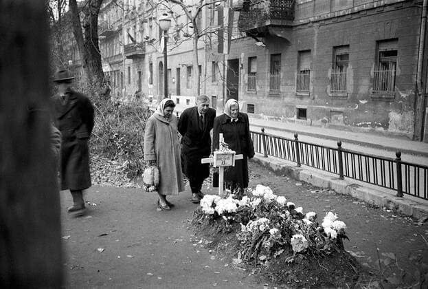 BUDAPEST 1956 People mourn at an improvised grave on a central Budapest street for victims of battles during the nationwide revolution against the Hungarian People s Republic and its Soviet-imposed policies, lasting from 23 October until 10 November 1956 BUDAPEST HUNGARY x3010x *** BUDAPEST 1956 People mourn at an improvised grave on a central Budapest street for victims of battles during the nationwide revolution against the Hungarian People s Republic and its Soviet imposed policies, lasting from 23 October until 10 November 1956 BUDAPEST HUNGARY x3010x,  Copyright: xAndersxEngman TTx HUNGARIAN UPRISING 1956