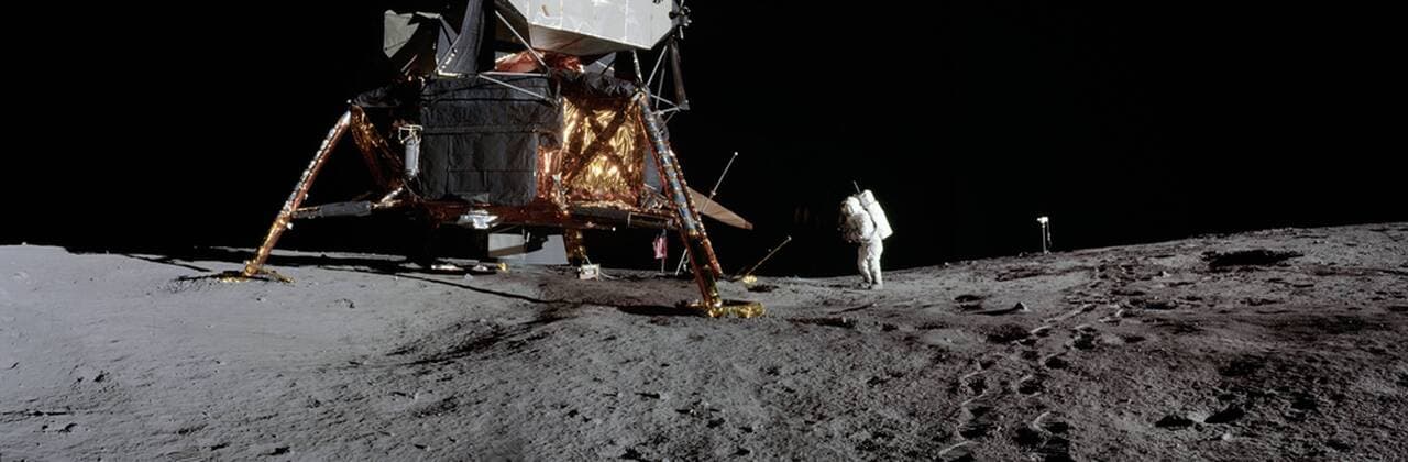 News Bilder des Tages This image, released by NASA on July 16, 2019, shows a panorama view of the lunar surface from just inside the rim of Surveyor Crater and shows Apollo 12 lunar module pilot Alan Bean on the first moonwalk of the mission. The panoramic images received minimal retouching by NASA, including the removal of lens flares that were problematic in stitching together the individual frames and blacking out the sky to the lunar horizon. These adjustments were made based on observations of the astronauts who reported that there are no stars visible in the sky due to the bright lunar surface reflection of the Sun. NASA  WAX2019071802 NASA