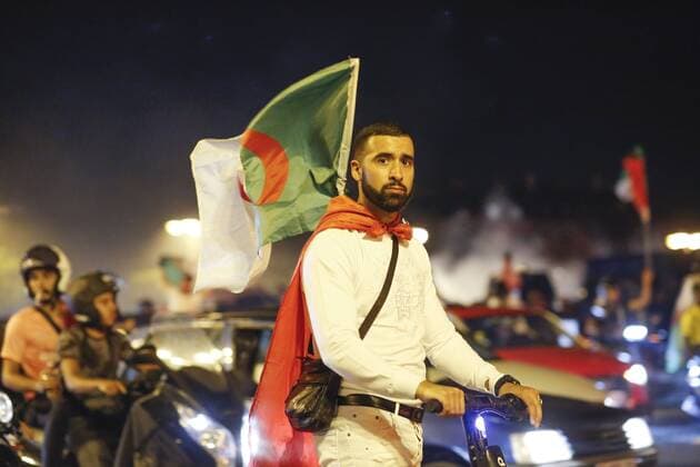 Paris, Ausschreitungen bei Siegesfeier von algerischen Fußballfans Scenes de liesse apres la victoire de l equipe Algerienne de foot lors de la finale de la CAN NEWS : Celebration apres la victoire de l Algerie - CAN - Paris - 19 07 2019 StephenCaillet Panoramic 