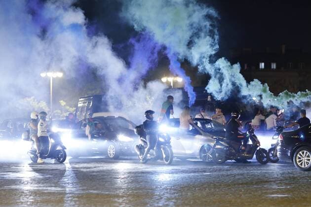 Paris, Ausschreitungen bei Siegesfeier von algerischen Fußballfans Scenes de liesse apres la victoire de l equipe Algerienne de foot lors de la finale de la CAN NEWS : Celebration apres la victoire de l Algerie - CAN - Paris - 19 07 2019 StephenCaillet Panoramic 