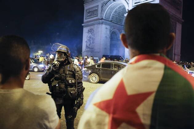 Paris, Ausschreitungen bei Siegesfeier von algerischen Fußballfans Scenes de liesse apres la victoire de l equipe Algerienne de foot lors de la finale de la CAN - Dispositif CRS NEWS : Celebration apres la victoire de l Algerie - CAN - Paris - 19 07 2019 StephenCaillet Panoramic 