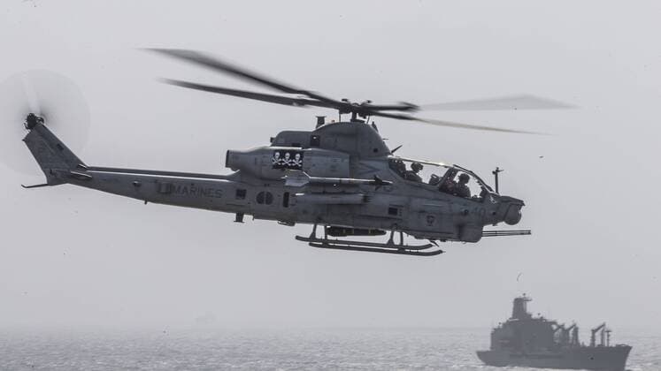 US-Marineeinheiten in Straße von Hormus am Persischen Golf July 18, 2019, Strait Of Hormuz: In a photo provided by the U.S. Marine Corps, an AH-1Z Viper helicopter with Marine Medium Tiltrotor Squadron 163, 11th Marine Expeditionary Unit, prepares to land onto the flight deck of the amphibious assault ship USS Boxer (LHD 4) during a strait transit. Iran announced it has captured a British Oil tanker intensifying tensions in the Strait of Hormuz waterway. Strait Of Hormuz Strait of Hormuz  - ZUMA8-15 20190719_int_z03_003 Copyright: xLancexCpl.xDaltonxSwanbeckx