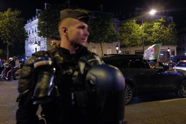 Paris, Ausschreitungen bei Siegesfeier von algerischen Fußballfans Algerian Supporters Joy on the Champs Elysees after CAN 2019 Victory in Paris on July 19, 2019  JulienxMattiax xLexPictorium LePictorium_0211995
