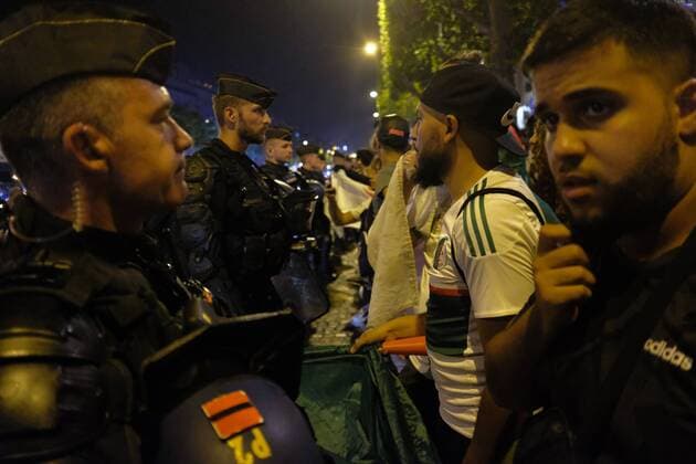 Paris, Ausschreitungen bei Siegesfeier von algerischen Fußballfans Algerian Supporters Joy on the Champs Elysees after CAN 2019 Victory in Paris on July 19, 2019  JulienxMattiax xLexPictorium LePictorium_0211997