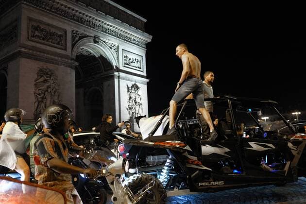 Paris, Ausschreitungen bei Siegesfeier von algerischen Fußballfans Algerian Supporters Joy on the Champs Elysees after CAN 2019 Victory in Paris on July 19, 2019  JulienxMattiax xLexPictorium LePictorium_0211955