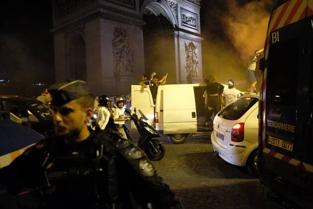 Paris, Ausschreitungen bei Siegesfeier von algerischen Fußballfans Algerian Supporters Joy on the Champs Elysees after CAN 2019 Victory in Paris on July 19, 2019  JulienxMattiax xLexPictorium LePictorium_0211956