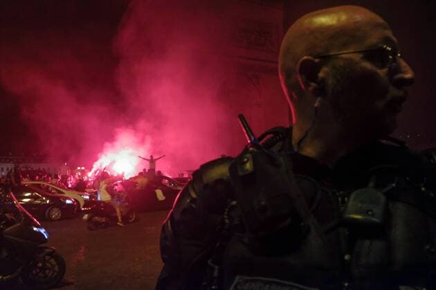 Paris, Ausschreitungen bei Siegesfeier von algerischen Fußballfans Algerian Supporters Joy on the Champs Elysees after CAN 2019 Victory in Paris on July 19, 2019  JulienxMattiax xLexPictorium LePictorium_0211960