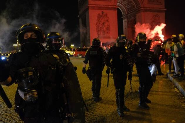 Paris, Ausschreitungen bei Siegesfeier von algerischen Fußballfans Algerian Supporters Joy on the Champs Elysees after CAN 2019 Victory in Paris on July 19, 2019  JulienxMattiax xLexPictorium LePictorium_0211967
