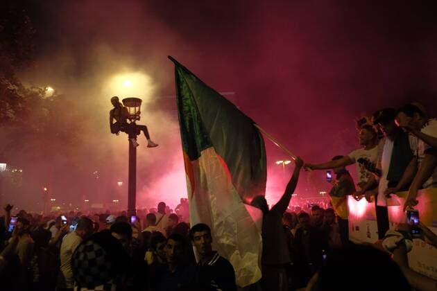 Paris, Ausschreitungen bei Siegesfeier von algerischen Fußballfans Algerian Supporters Joy on the Champs Elysees after CAN 2019 Victory in Paris on July 19, 2019  JulienxMattiax xLexPictorium LePictorium_0211968