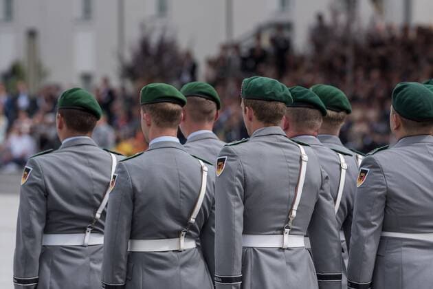Promise 2019 Germany, Berlin 20 07 2019 On Paradeplatz in the courtyard of the Federal Ministry of Defense, around 400 Bundeswehr recruits make a solemn appeal to serve the Federal Republic of Germany faithfully The picture shows soldiers of the Bundeswehr guard battalion Berlin Federal Ministry of Defense Berlin Germany
