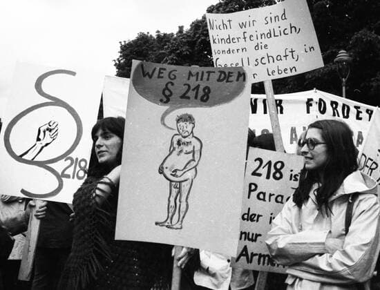 Gegen den Abtreibungsparagraphen 218 1973 DEU, Deutschland, Bonn: Frauen und Maenner demonstrierten am 2.6.1973 in Bonn gegen den Abtreibungsparagraphen 218 . DEU, Germany, Bonn: Women and men demonstrated on 2.6.1973 in Bonn against the abortion paragraph 218 . NRW
