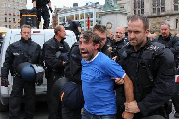 Im Bild: Sven Liebich wird von der Polizei von einem Rednerpult abtransportiert nachdem er trotz sich einem Verbot des Ordnungsamtes widersetzte Halle - Identitäre Bewegung in Halle *** In the picture Sven Liebich is transported away by the police from a lectern after he resisted a ban by the public order office Halle Identitary movement in Halle xsesx