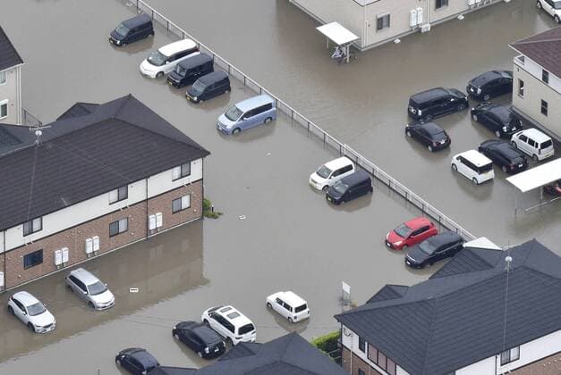 News Bilder des Tages Heavy rain in southwestern Japan Photo taken from a Kyodo News helicopter shows flooded parking lots in Tachiarai in Fukuoka Prefecture, southwestern Japan, after heavy rain on July 21, 2019. 