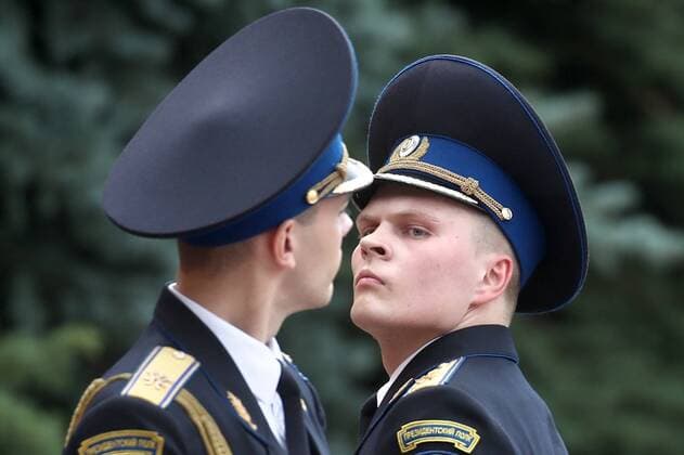 MOSCOW, RUSSIA â€“ JULY 21, 2019: Honour guards at a ceremony to lay wreaths at the Tomb of the Unknown Soldier to mark the start of International Boxing Day. Valery Sharifulin TASS  TS0B3C8E