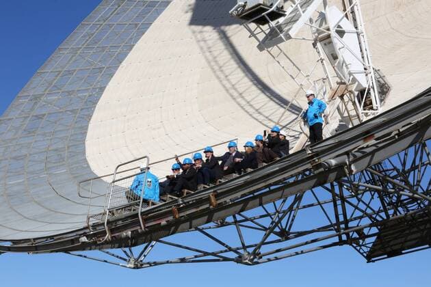 News Bilder des Tages July 21, 2019 - Parkes, NSW, Australia - VIP s on the telescope surface for a Hayride on Day 2 of the 50th Anniversary Moon Landing Celebrations at the Parkes Radio Telescope on July 21, 2019 in Parkes, NSW Australia Parkes Australia - ZUMAa155 20190721_zaa_a155_066 Copyright: xChristopherxKhouryx