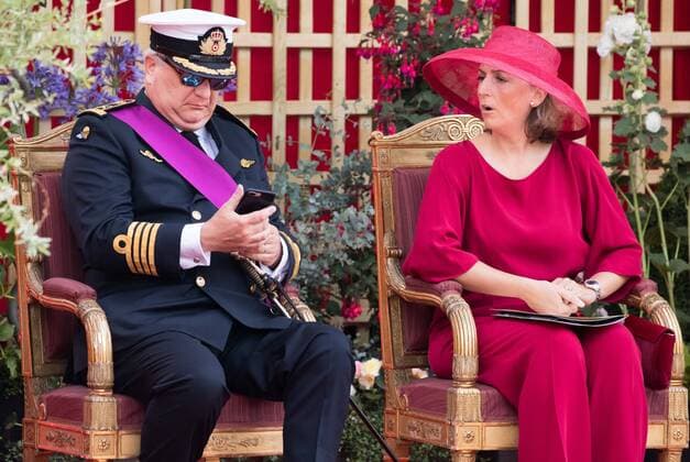 Entertainment Bilder des Tages Prince Laurent using his smartphone and Princess Claire of Belgium pictured during the military parade on the Belgian National Day, in Brussels, Sunday 21 July 2019.  BENOITxDOPPAGNE 05631691