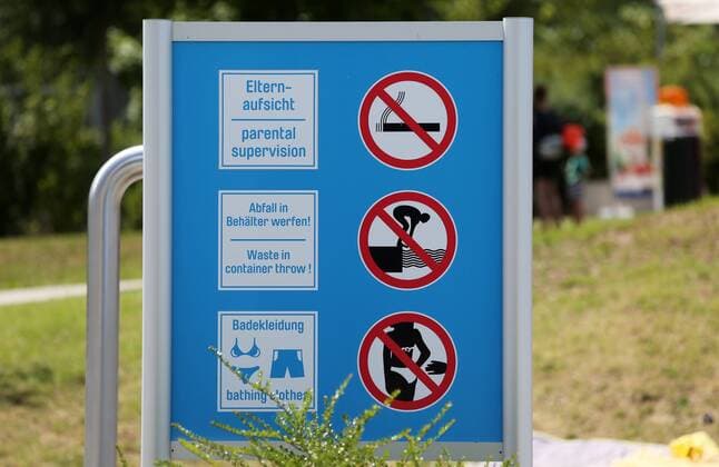Erfurt 21.07.2019 , Erfurt, Nordbad, Freibad, Hinweisschilder verweisen auf die Regeln im Schwimmbad - Badebekleidung, Abfall in Behälter werfen, nicht vom Beckenrand springen, Frauen nicht berühren, nicht rauchen *** Erfurt 21 07 2019 , Erfurt, Nordbad, Freibad, signs refer to the rules in swimming pools Swimwear, throw waste into containers, do not jump from the edge of the pool, do not touch women, do not smoke