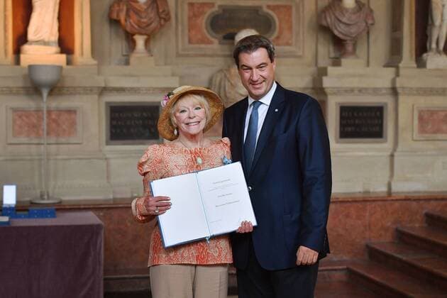 Entertainment Themen der Woche KW30 Elke SOMMER (Schauspielerin). Markus SOEDER (Ministerpraesident Bayern und CSU Vorsitzender). Verleihung Bayerischer Verdienstorden im Antiquarium der Muenchner Residenz am 22.07.2019, *** Elke SOMMER actress Markus SOEDER State Premier of Bavaria and CSU Chairman Bavarian Order of Merit awarded in the Antiquarium of the Munich Residence on 22 07 2019,