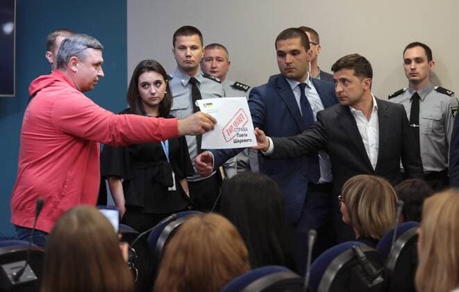 News Themen der Woche KW30 News Bilder des Tages President of Ukraine Volodymyr Zelenskyy (R) attends the presentation of a report on the progress of the investigation into the murder of journalist Pavel Sheremet, Kyiv, capital of Ukraine, July 23, 2019. A reported, Pavel Sheremet died in a car blast which took place at the intersection of Bohdana Khmelnytskoho and Ivana Franka Streets in Kyiv at 7:45 a.m. local time on July 20, 2016. Ukrinform. President Volodymyr Zelenskyy hears out report on Pavel Sheremet murder investigation  Copyright: xHennadiixMinchenkox