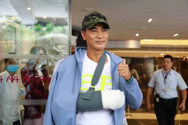 Entertainment Themen der Woche KW30 Entertainment Bilder des Tages Hong Kong actor Simon Yam leaves hospital after being stabbed in the stomach in Hong Kong, China, 24 July 2019. Hong Kong actor Simon Yam leaves hospital after being stabbed on stage in mainland China  bjl12942201