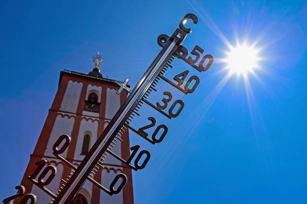 Summer in Siegerland, the next heat wave is rolling over Germany, the next days are supposed to be extremely hot again, a thermometer with sun in front of Siegens landmark the Nikolaikirche with the Kroenchen Krönchen Summer in Siegerland on 24 07 2019 in Siegen Germany