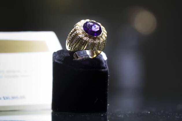 Mexico City, Mexico July 23, 2019 - Jewels seized by Mexican authorities from drug dealers are displayed before these are auctioned at the Los Pinos Cultural Center and former residence of the president - Ring with precious stone MEXIQUE, NARCOS MEXICAINS, CARTEL DE LA DROGUE, CARTELS, BIJOUX, VENTE AUX ENCHERES, ARGENT, RICHESSE, ORGANISATION CRIMINELLE, CRIME ORGANISE, AMERIQUE LATINE, SAISIS, OPULENCE, DIAMANTS, OR, ARGENT, SOCIETE, LUXE, EXUBERANCE, FORTUNE, BARON DE LA DROGUE, TRAFIQUANTS DE DROGUE, RESEAU CRIMINEL, BAGUE, PIERRE PRECIEUSE Copyright: xVincentxIsorex