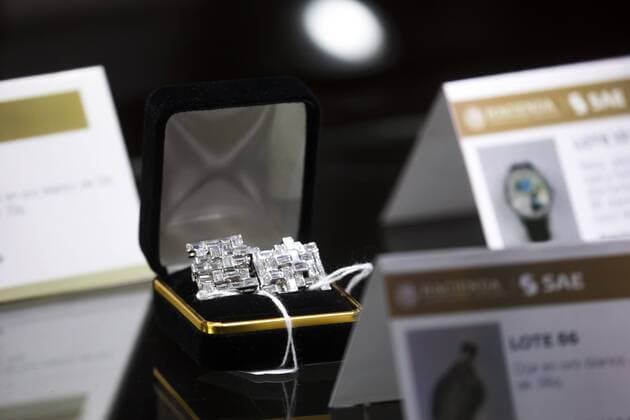 Mexico City, Mexico July 23, 2019 - Jewels seized by Mexican authorities from drug dealers are displayed before these are auctioned at the Los Pinos Cultural Center and former residence of the president - Rings with diamants MEXIQUE, NARCOS MEXICAINS, CARTEL DE LA DROGUE, CARTELS, BIJOUX, VENTE AUX ENCHERES, ARGENT, RICHESSE, ORGANISATION CRIMINELLE, CRIME ORGANISE, AMERIQUE LATINE, SAISIS, OPULENCE, DIAMANTS, OR, ARGENT, SOCIETE, LUXE, EXUBERANCE, FORTUNE, BARON DE LA DROGUE, TRAFIQUANTS DE DROGUE, RESEAU CRIMINEL, Copyright: xVincentxIsorex
