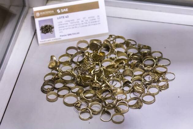 Mexico City, Mexico July 23, 2019 - Jewels seized by Mexican authorities from drug dealers are displayed before these are auctioned at the Los Pinos Cultural Center and former residence of the president MEXIQUE, NARCOS MEXICAINS, CARTEL DE LA DROGUE, CARTELS, BIJOUX, VENTE AUX ENCHERES, ARGENT, RICHESSE, ORGANISATION CRIMINELLE, CRIME ORGANISE, AMERIQUE LATINE, SAISIS, OPULENCE, DIAMANTS, OR, ARGENT, SOCIETE, LUXE, EXUBERANCE, FORTUNE, BARON DE LA DROGUE, TRAFIQUANTS DE DROGUE, RESEAU CRIMINEL, ALLIANCE ANNEAU Copyright: xVincentxIsorex