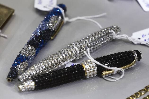 Mexico City, Mexico July 23, 2019 - Jewels seized by Mexican authorities from drug dealers are displayed before these are auctioned at the Los Pinos Cultural Center and former residence of the president - Pen encrusted with diamonds ans other precious stones MEXIQUE, NARCOS MEXICAINS, CARTEL DE LA DROGUE, CARTELS, BIJOUX, VENTE AUX ENCHERES, ARGENT, RICHESSE, ORGANISATION CRIMINELLE, CRIME ORGANISE, AMERIQUE LATINE, SAISIS, OPULENCE, DIAMANTS, OR, ARGENT, SOCIETE, LUXE, EXUBERANCE, FORTUNE, BARON DE LA DROGUE, TRAFIQUANTS DE DROGUE, RESEAU CRIMINEL, STYLOS, INSOLITE, PIERRES PRECIEUSES Copyright: xVincentxIsorex